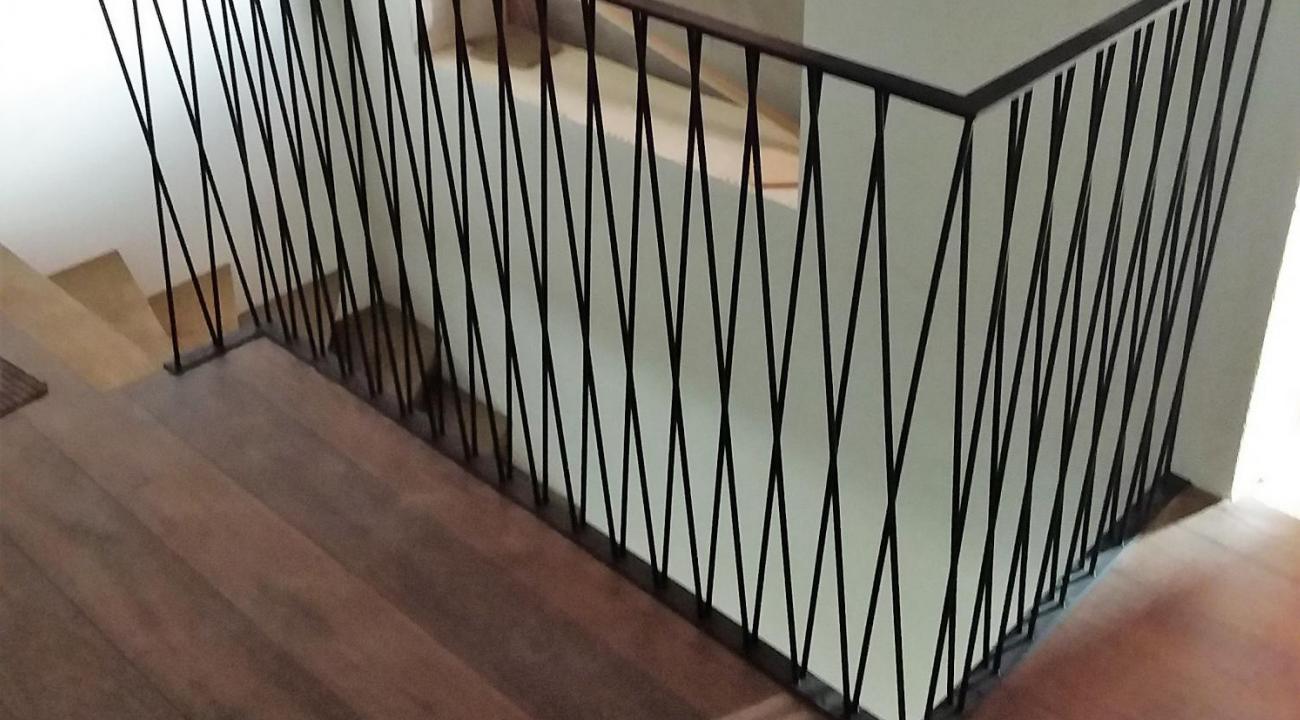 stalen trapleuning met diagonale spijlen