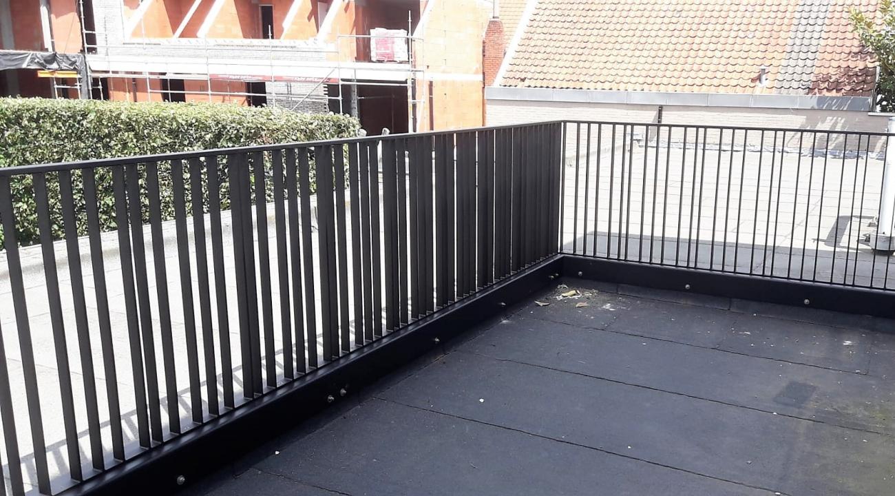 stalen terrasbalustrade met verticale spijlen